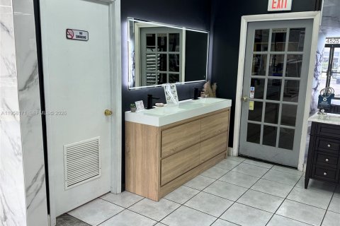 Commercial property in Doral, Florida № 2020677 - photo 2