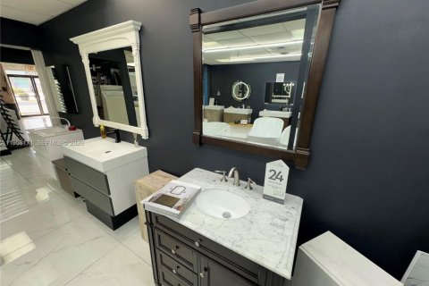 Commercial property in Doral, Florida № 2020677 - photo 6