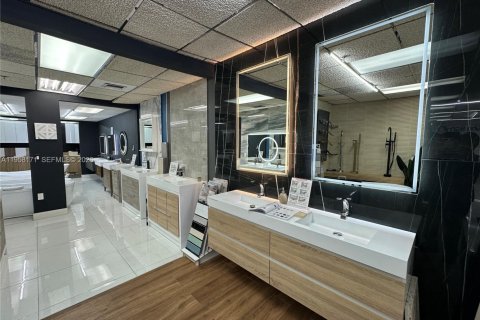 Commercial property in Doral, Florida № 2020677 - photo 4