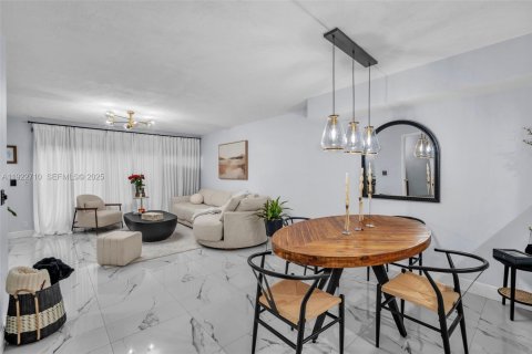 Touwnhouse à vendre à Davie, Floride: 2 chambres, 123.37 m2 № 1977431 - photo 2