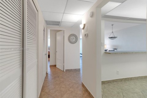 Copropriété à louer à Sunny Isles Beach, Floride: 1 chambre, 93.37 m2 № 1996542 - photo 2