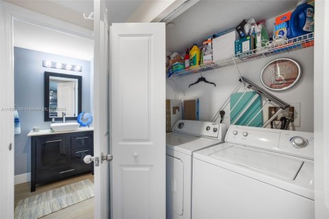 Condo in Miami, Florida, 1 bedroom  № 1892015 - photo 16