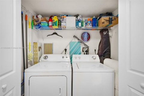 Condo in Miami, Florida, 1 bedroom  № 1892015 - photo 15