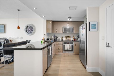 Condo in Miami, Florida, 1 bedroom  № 1892015 - photo 3