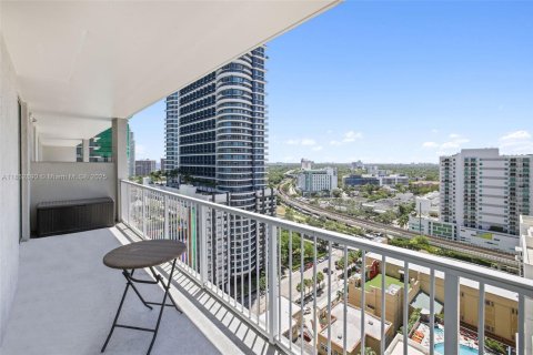 Condo in Miami, Florida, 1 bedroom  № 1892015 - photo 1
