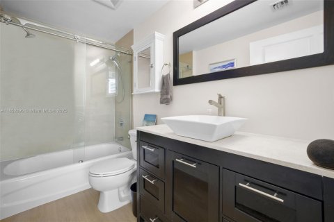 Condo in Miami, Florida, 1 bedroom  № 1892015 - photo 23