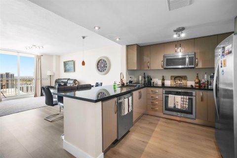 Condo in Miami, Florida, 1 bedroom  № 1892015 - photo 2