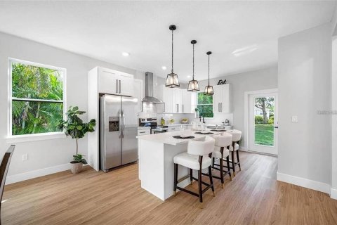 Villa ou maison à vendre à Saint Petersburg, Floride: 5 chambres, 267.65 m2 № 2091434 - photo 2