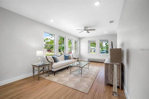 Villa ou maison à vendre à Saint Petersburg, Floride: 5 chambres, 267.65 m2 № 2091434 - photo 4