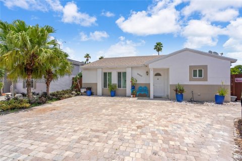 House in Hialeah, Florida 3 bedrooms, 125.23 sq.m. № 2086949 - photo 2