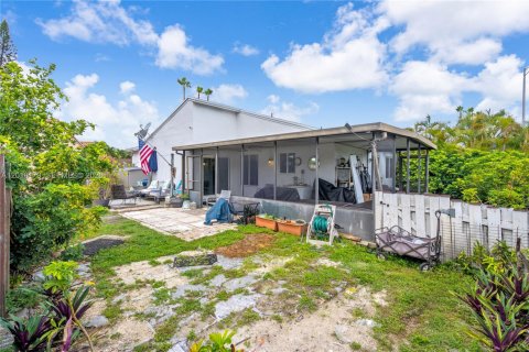 House in Hialeah, Florida 3 bedrooms, 125.23 sq.m. № 2086949 - photo 25