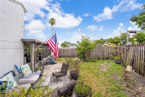 House in Hialeah, Florida 3 bedrooms, 125.23 sq.m. № 2086949 - photo 24
