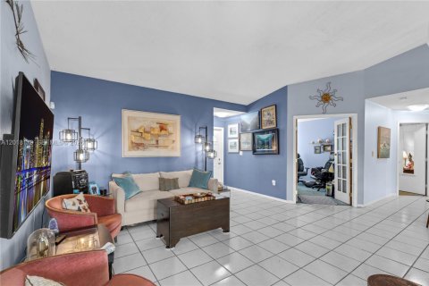 House in Hialeah, Florida 3 bedrooms, 125.23 sq.m. № 2086949 - photo 7
