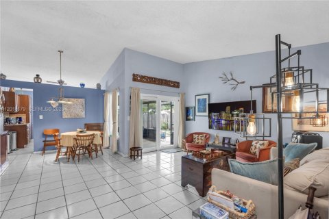 House in Hialeah, Florida 3 bedrooms, 125.23 sq.m. № 2086949 - photo 3