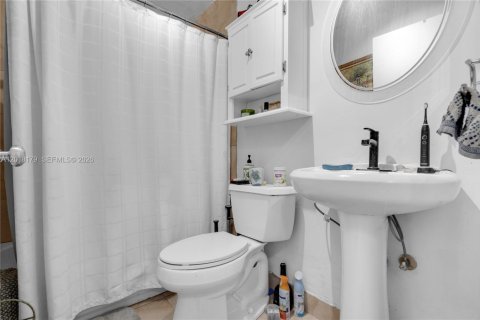 House in Hialeah, Florida 3 bedrooms, 125.23 sq.m. № 2086949 - photo 14