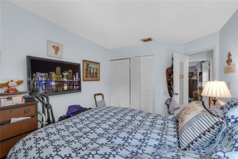House in Hialeah, Florida 3 bedrooms, 125.23 sq.m. № 2086949 - photo 13