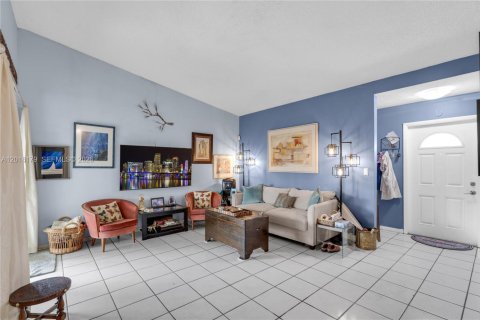 House in Hialeah, Florida 3 bedrooms, 125.23 sq.m. № 2086949 - photo 4