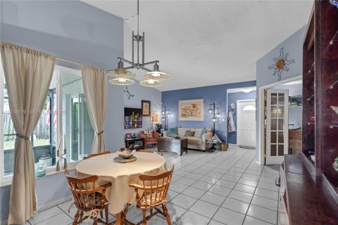 House in Hialeah, Florida 3 bedrooms, 125.23 sq.m. № 2086949 - photo 6