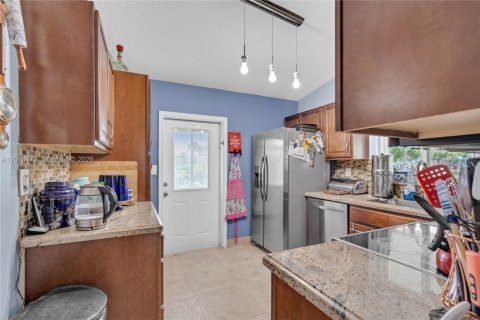 House in Hialeah, Florida 3 bedrooms, 125.23 sq.m. № 2086949 - photo 8