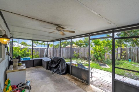 House in Hialeah, Florida 3 bedrooms, 125.23 sq.m. № 2086949 - photo 22