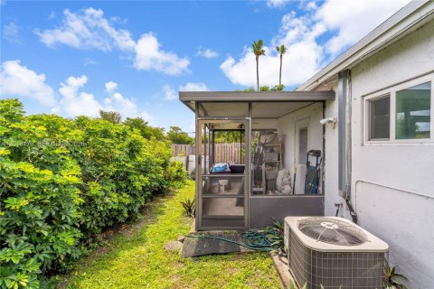 House in Hialeah, Florida 3 bedrooms, 125.23 sq.m. № 2086949 - photo 23