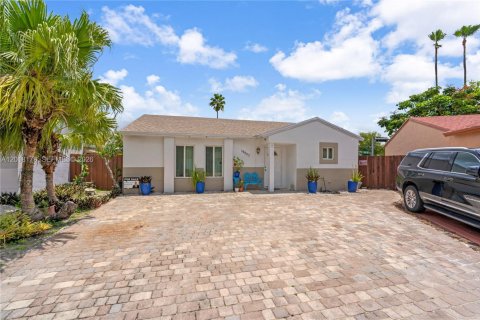 House in Hialeah, Florida 3 bedrooms, 125.23 sq.m. № 2086949