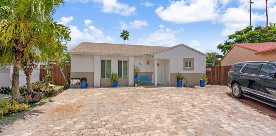 House in Hialeah, Florida 3 bedrooms, 125.23 sq.m. № 2086949