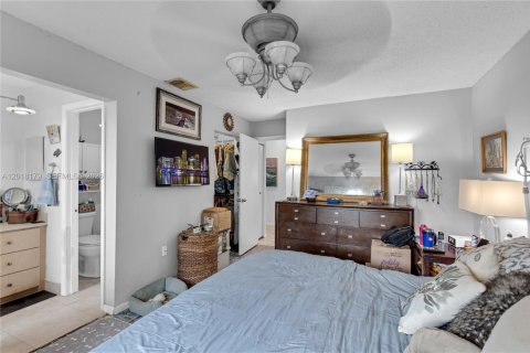 House in Hialeah, Florida 3 bedrooms, 125.23 sq.m. № 2086949 - photo 16