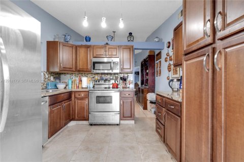 House in Hialeah, Florida 3 bedrooms, 125.23 sq.m. № 2086949 - photo 9