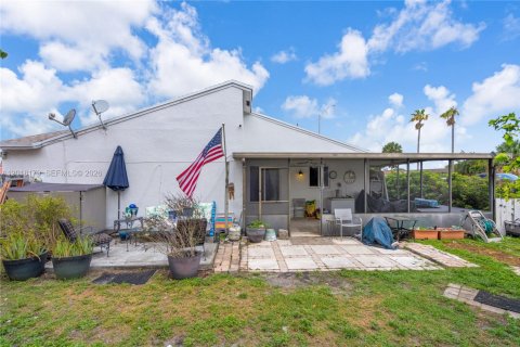 House in Hialeah, Florida 3 bedrooms, 125.23 sq.m. № 2086949 - photo 26