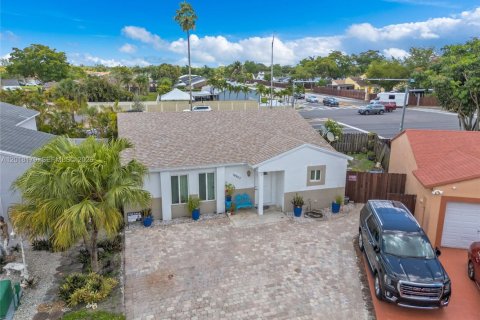 House in Hialeah, Florida 3 bedrooms, 125.23 sq.m. № 2086949 - photo 27