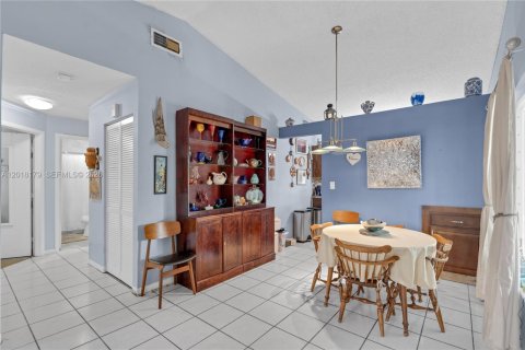 House in Hialeah, Florida 3 bedrooms, 125.23 sq.m. № 2086949 - photo 5