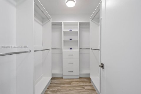 Villa ou maison à louer à Hollywood, Floride: 4 chambres, 254.18 m2 № 1951891 - photo 27