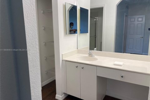 Adosado en venta en Lauderdale Lakes, Florida, 2 dormitorios, 146.23 m2 № 1945847 - foto 10