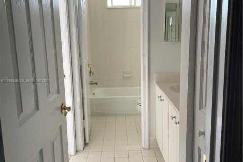 Adosado en venta en Lauderdale Lakes, Florida, 2 dormitorios, 146.23 m2 № 1945847 - foto 5