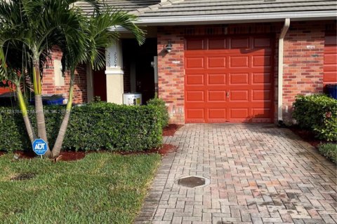 Adosado en venta en Lauderdale Lakes, Florida, 2 dormitorios, 146.23 m2 № 1945847 - foto 1