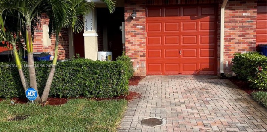Adosado en Lauderdale Lakes, Florida 2 dormitorios, 146.23 m2 № 1945847