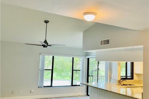 Condo in Fort Myers, Florida, 2 bedrooms  № 1918990 - photo 5