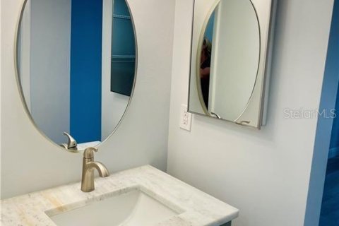 Condo in Fort Myers, Florida, 2 bedrooms  № 1918990 - photo 10