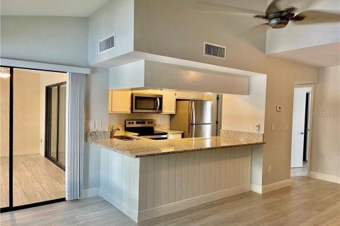 Condo in Fort Myers, Florida, 2 bedrooms  № 1918990 - photo 2