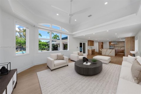 House in Coral Gables, Florida 4 bedrooms, 286.14 sq.m. № 2058984 - photo 20