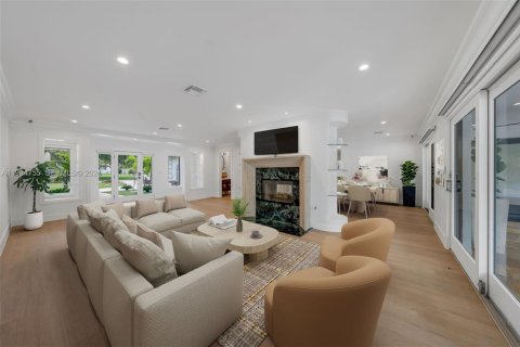 House in Coral Gables, Florida 4 bedrooms, 286.14 sq.m. № 2058984 - photo 29