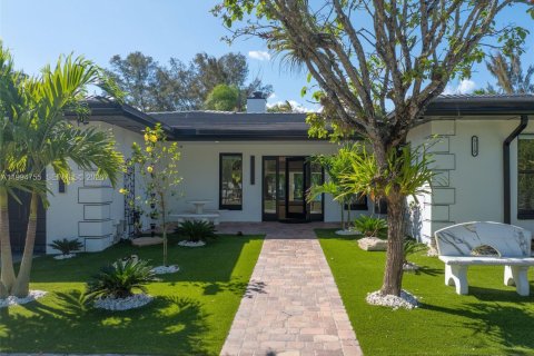 House in Coral Gables, Florida 4 bedrooms, 286.14 sq.m. № 2058984 - photo 2