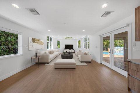 House in Coral Gables, Florida 4 bedrooms, 286.14 sq.m. № 2058984 - photo 28