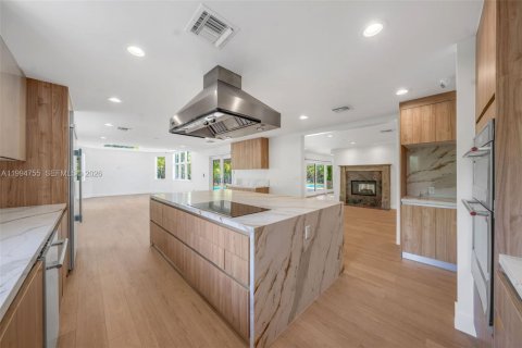 House in Coral Gables, Florida 4 bedrooms, 286.14 sq.m. № 2058984 - photo 16