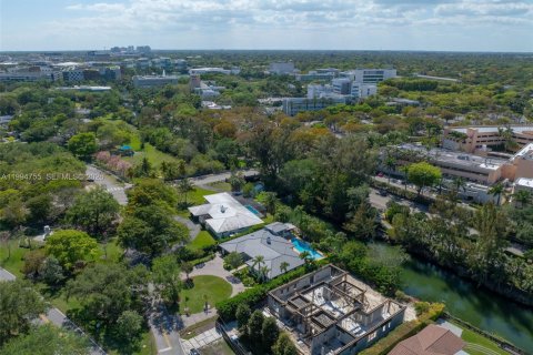 House in Coral Gables, Florida 4 bedrooms, 286.14 sq.m. № 2058984 - photo 10