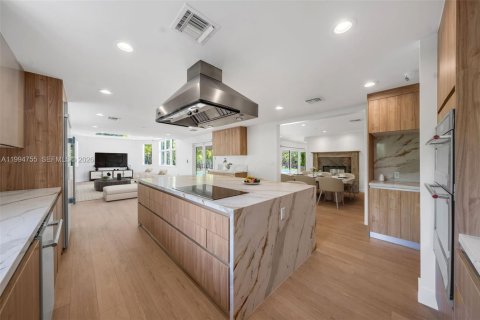 House in Coral Gables, Florida 4 bedrooms, 286.14 sq.m. № 2058984 - photo 17