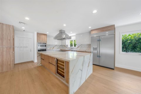 House in Coral Gables, Florida 4 bedrooms, 286.14 sq.m. № 2058984 - photo 13