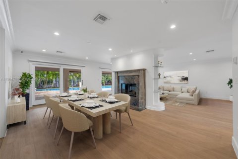 House in Coral Gables, Florida 4 bedrooms, 286.14 sq.m. № 2058984 - photo 30