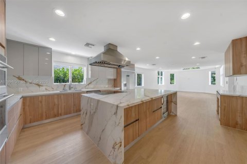 House in Coral Gables, Florida 4 bedrooms, 286.14 sq.m. № 2058984 - photo 15